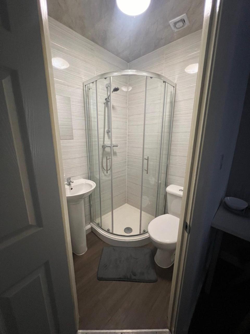 Deluxe Ensuite Double Room With Ensuite Coventry Dış mekan fotoğraf